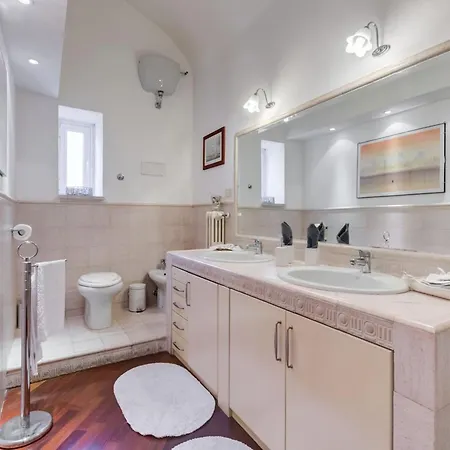 Modern In With Balcony And View Апартаменты *
